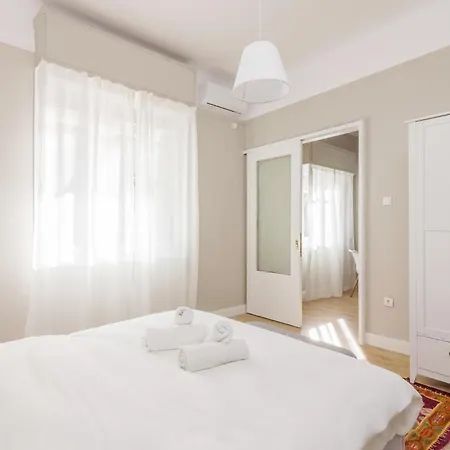 Great House W/ Private Parking Apartment