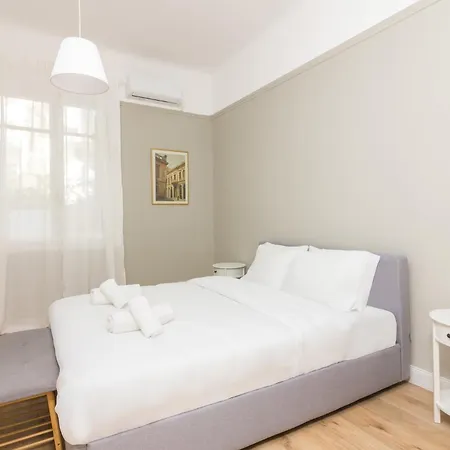 Great House W/ Private Parking Apartment