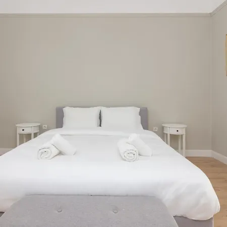 Great House W/ Private Parking Apartment